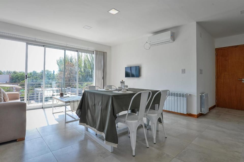 Seating area, Dining area, internet, air conditioner