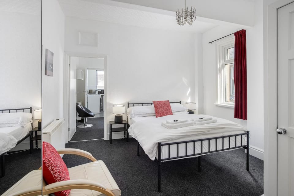 BARTON BEACHSIDE - Comfort OneBedroom Apartment, Double & Sofabed - Central Beach & Promenade Location - Over 21's, Family Friendly Only, ID Required, Stairs Access Apartment in Blackpool