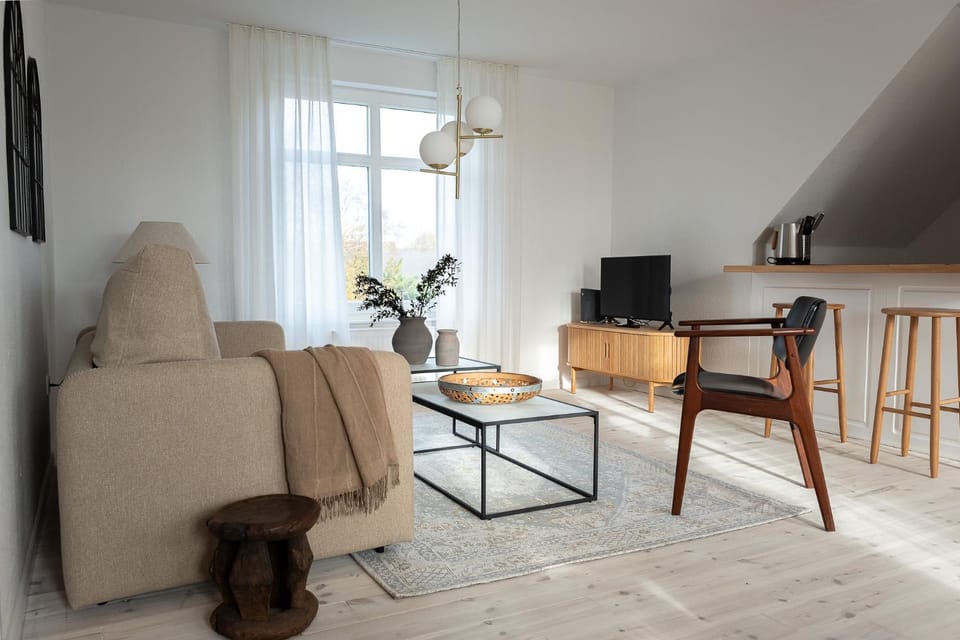 Living room, Seating area, Evening entertainment