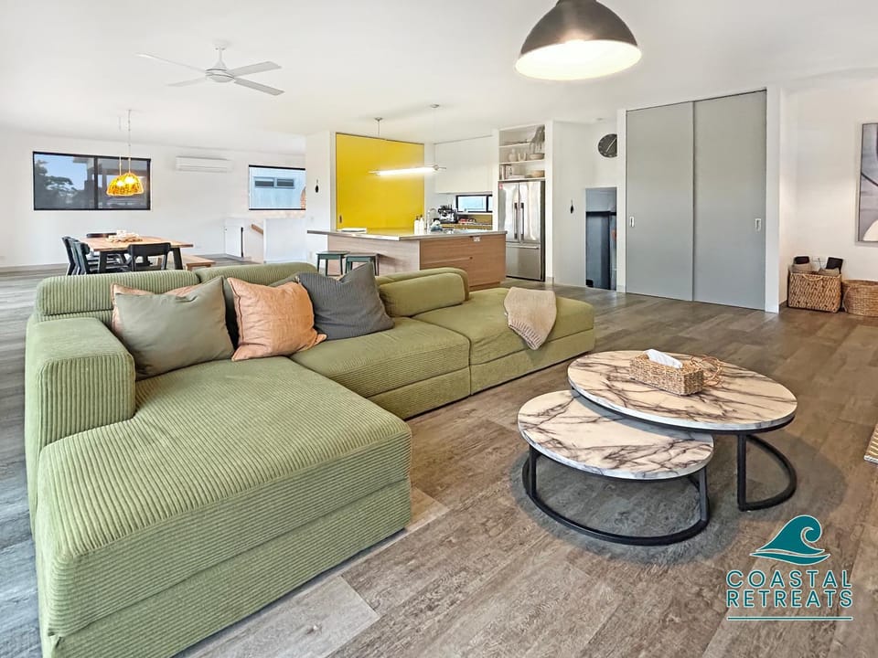 TV and multimedia, Kitchen or kitchenette, Living room, Seating area, Dining area, oven