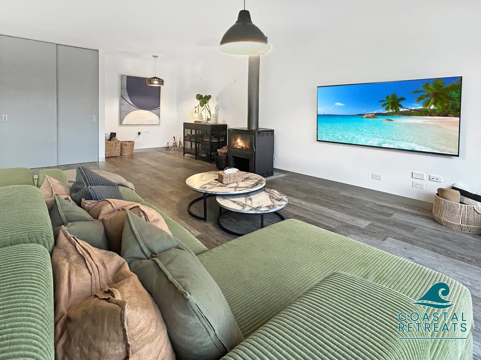 TV and multimedia, Living room, Seating area, Evening entertainment