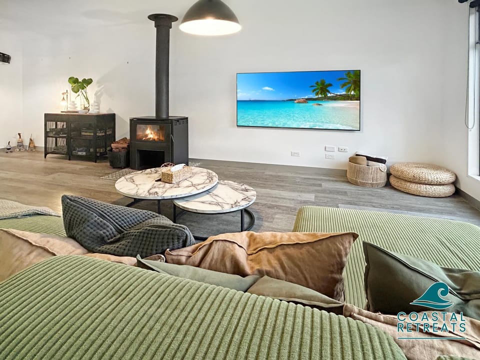 TV and multimedia, Living room, Photo of the whole room, Seating area, Evening entertainment