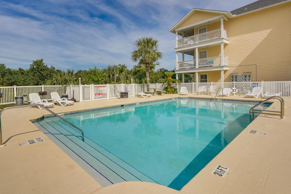 Charming PCB Condo w/ Balcony: Walk to Beach! House in Panama City Beach