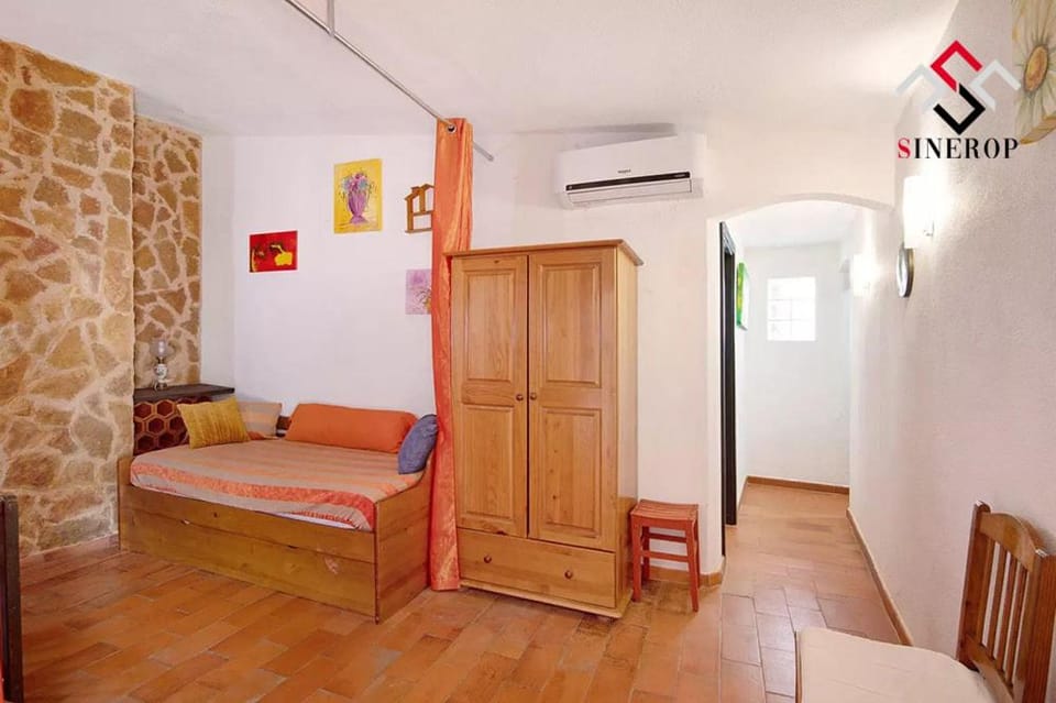 Bed, Living room, air conditioner