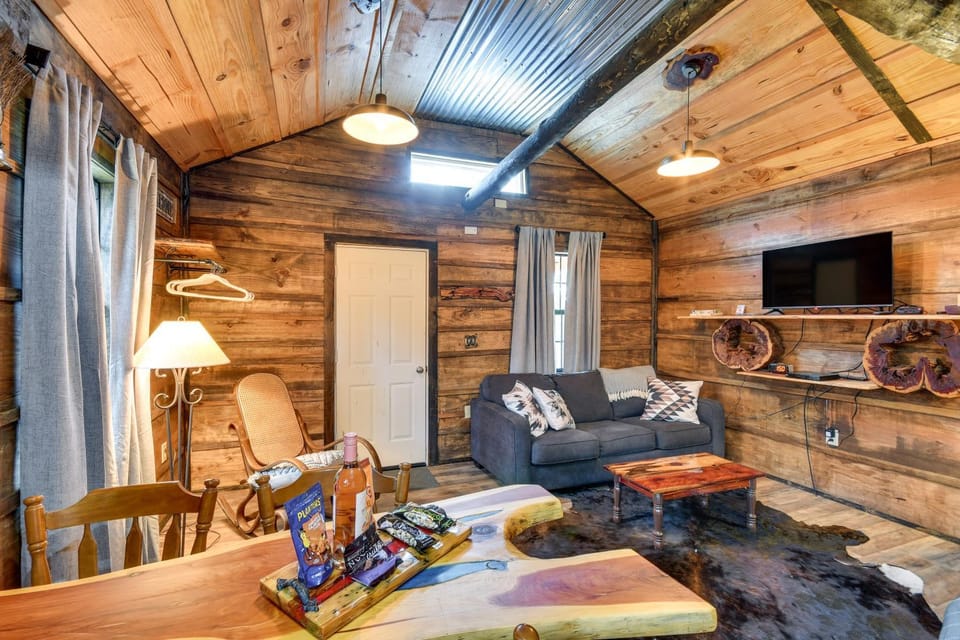 Angler’s Getaway! ‘Rustic Cabin’ on Lake Eufala Cabin in Alabama