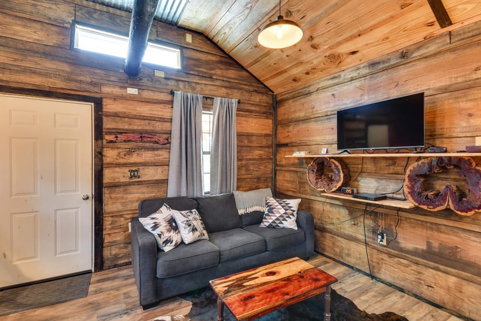Angler’s Getaway! ‘Rustic Cabin’ on Lake Eufala Cabin in Alabama