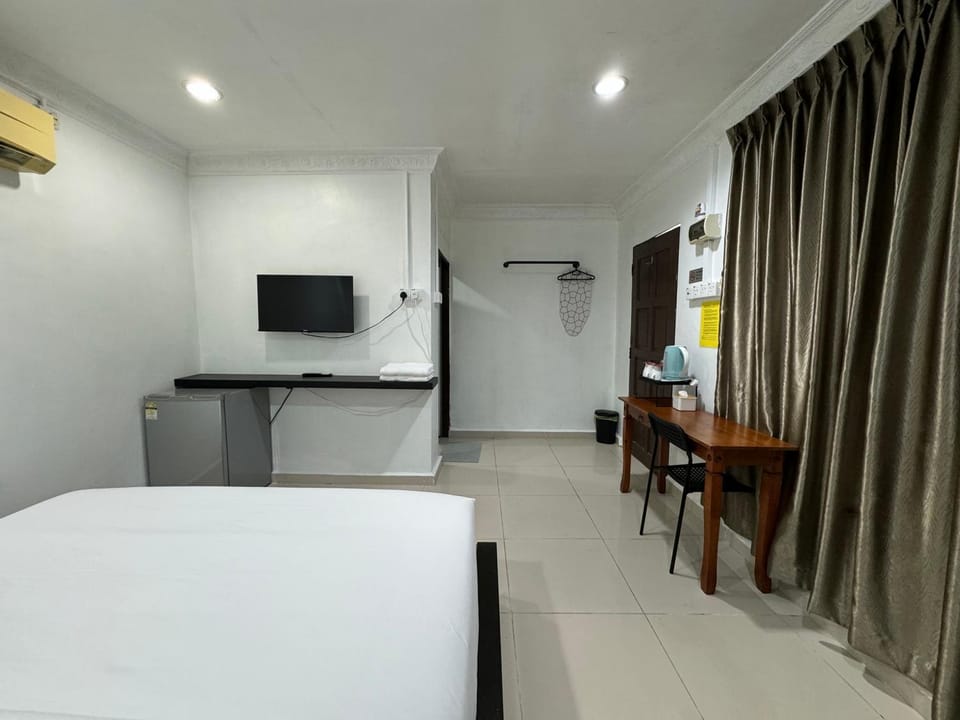 Bed, TV and multimedia, Bedroom