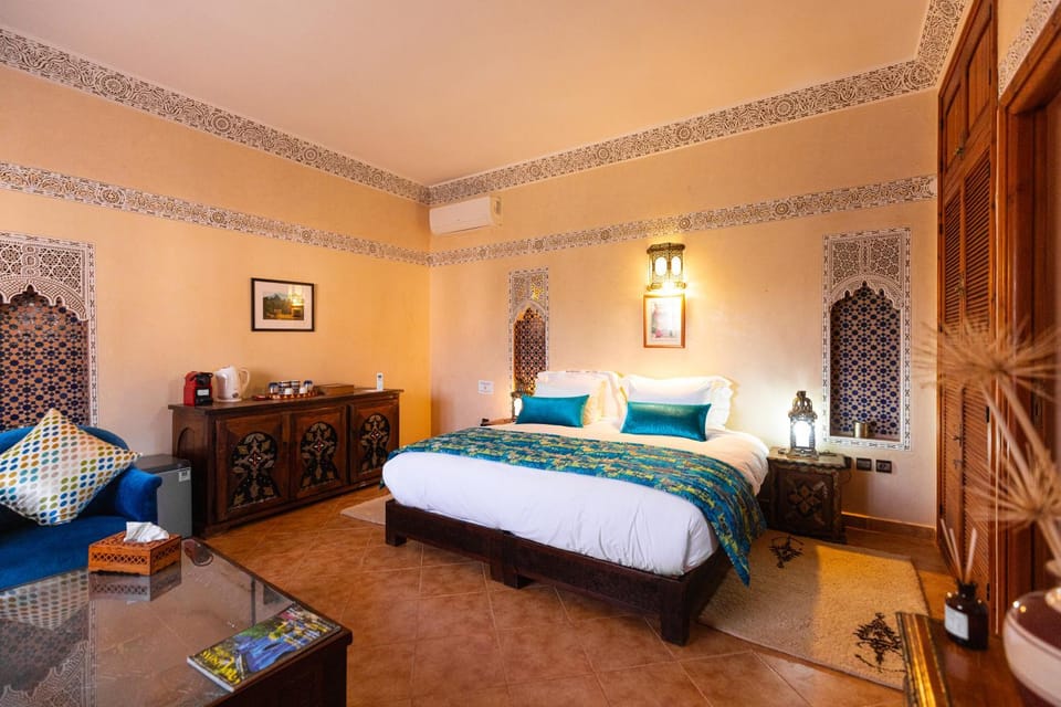 Restaurant/places to eat, Garden, Coffee/tea facilities, Living room, Garden view, Pool view, Bath, internet