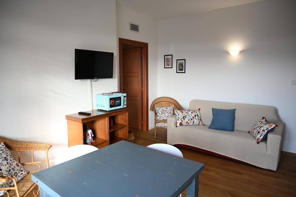 Communal lounge/ TV room, TV and multimedia, Living room, Photo of the whole room, minibar, kitchen
