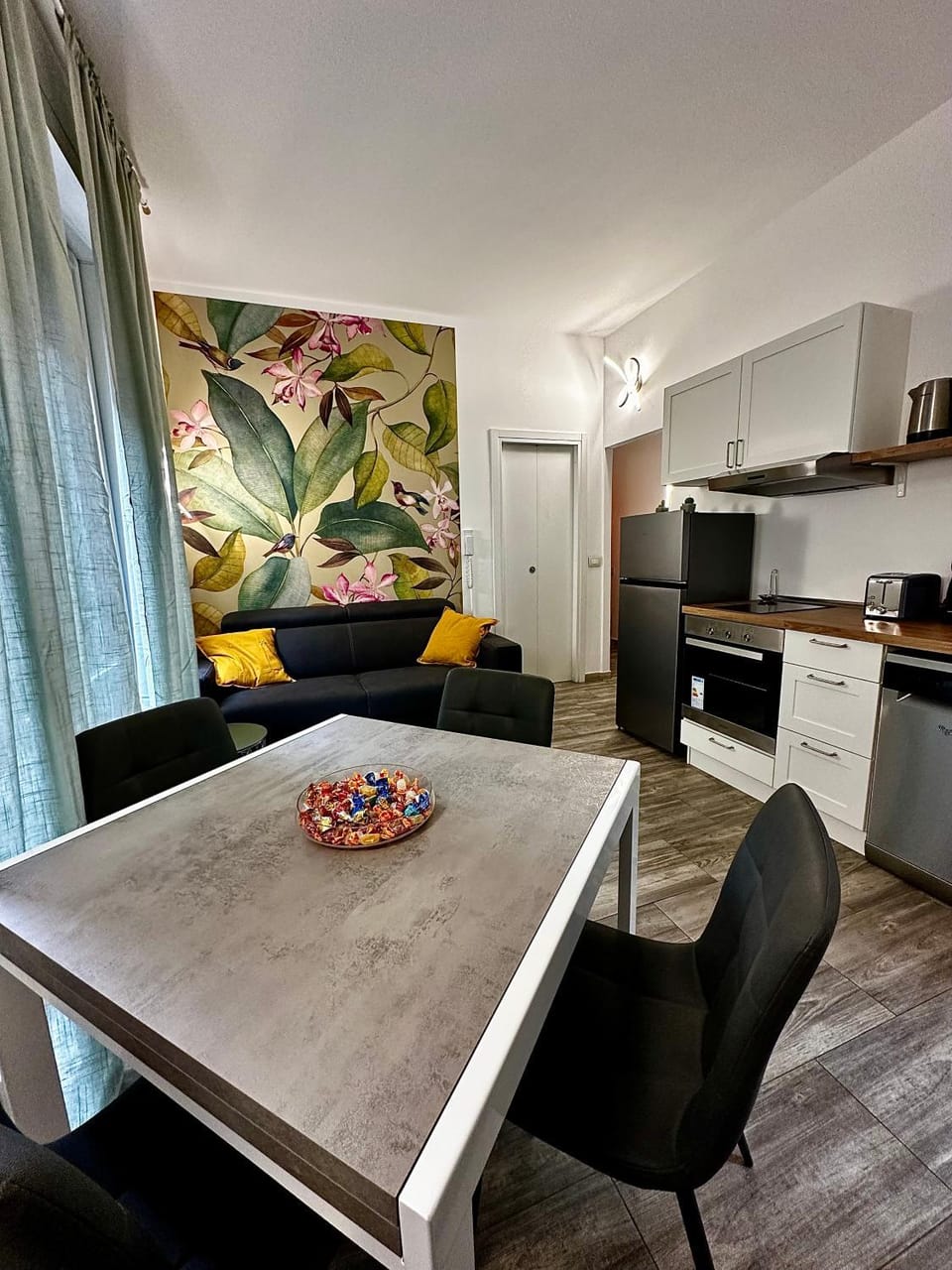 Kitchen or kitchenette, Living room, Seating area, Dining area, oven, pet friendly, stove