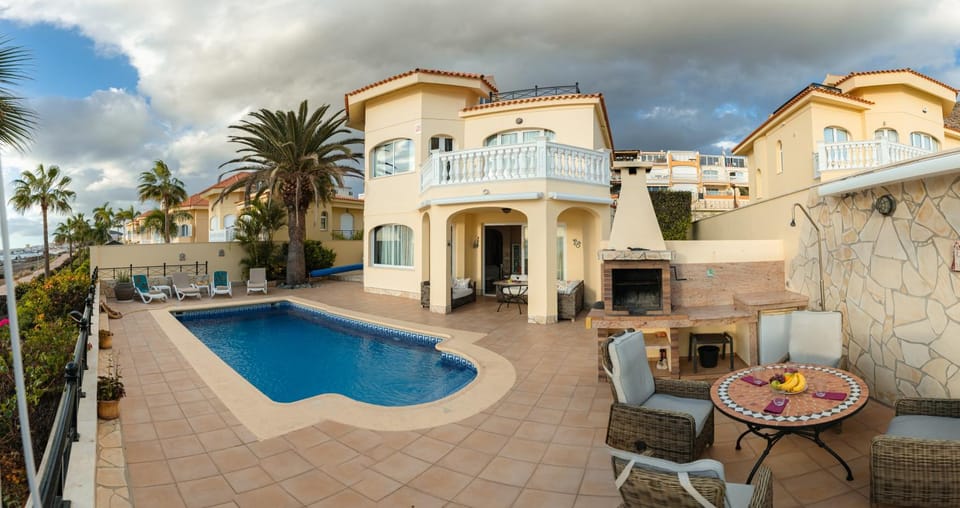 Property building, Balcony/Terrace, Pool view, Swimming pool, sunbed
