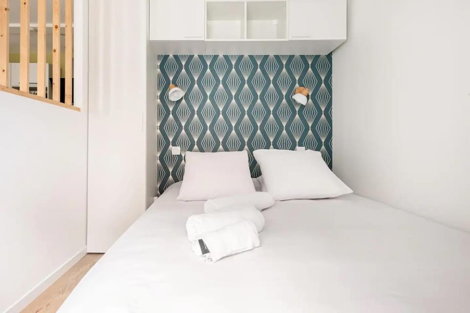 Bed, Photo of the whole room, Bedroom, storage, towels