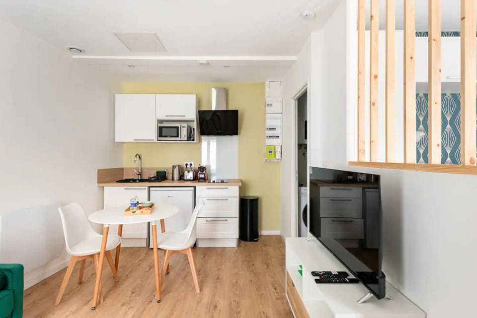 Coffee/tea facilities, Kitchen or kitchenette, Dining area, minibar, stove, toaster
