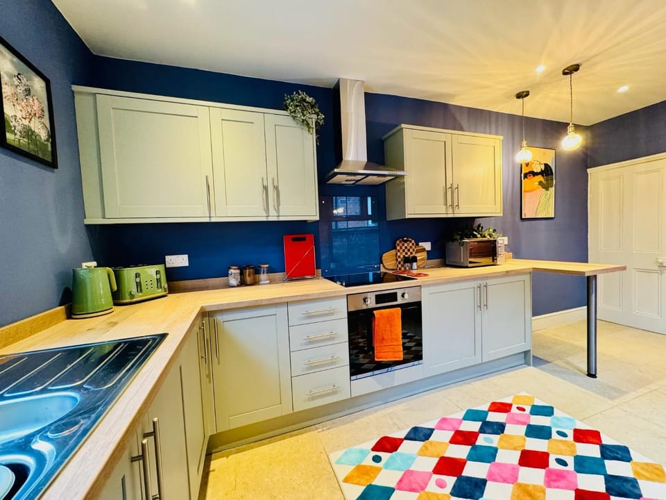 3 Bed House, Sleeps 7, Free Parking, City Luxury, Central, Perfect for Contractors & Families! House in Leicester