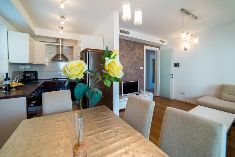 Kitchen or kitchenette, Living room, Seating area, Dining area