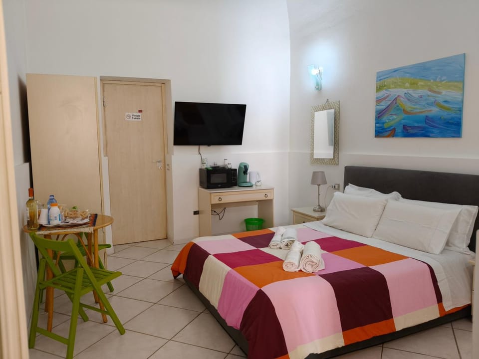 Bed, TV and multimedia, Living room, Photo of the whole room, Seating area, Bedroom, towels, wardrobe