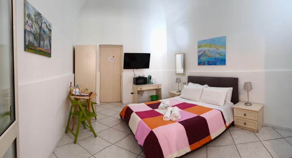 Bed, TV and multimedia, Photo of the whole room, Bedroom, towels, wardrobe