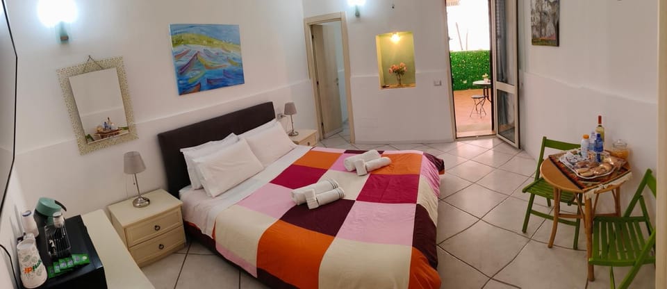 Bed, TV and multimedia, Photo of the whole room, Seating area, Dining area, Bedroom