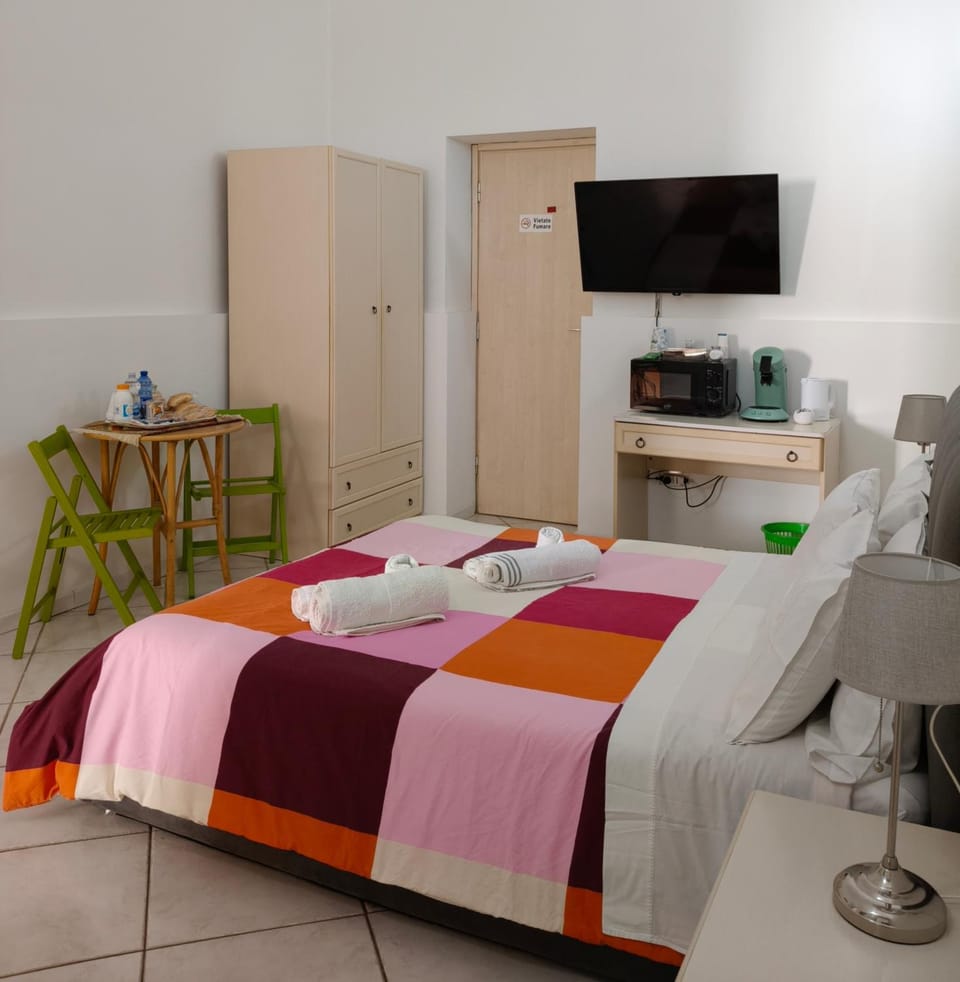 Bed, TV and multimedia, Photo of the whole room, Seating area, Bedroom, towels, wardrobe