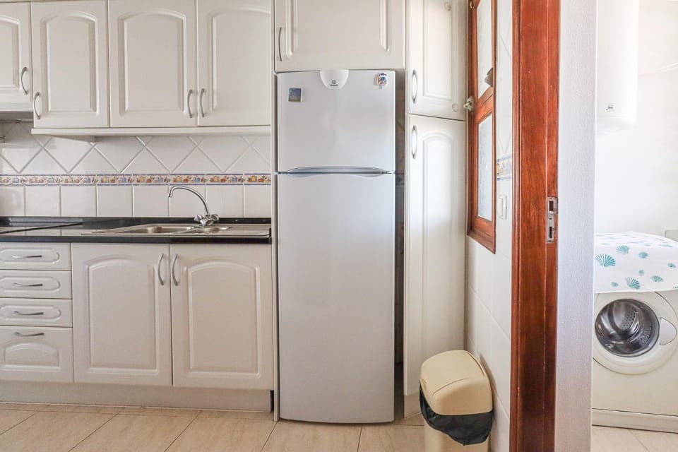 Kitchen or kitchenette, pet friendly, stove, washing machine
