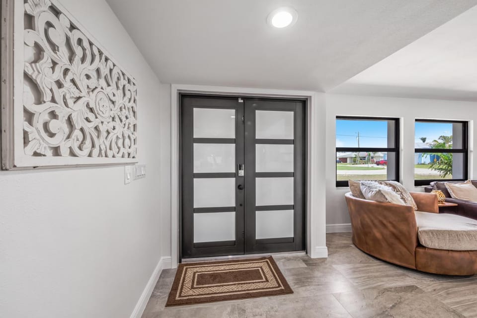 Direct Sailboat Access & Southern Exposure Heated Pool - Villa Coconut Hideaway - Roelens House in Cape Coral
