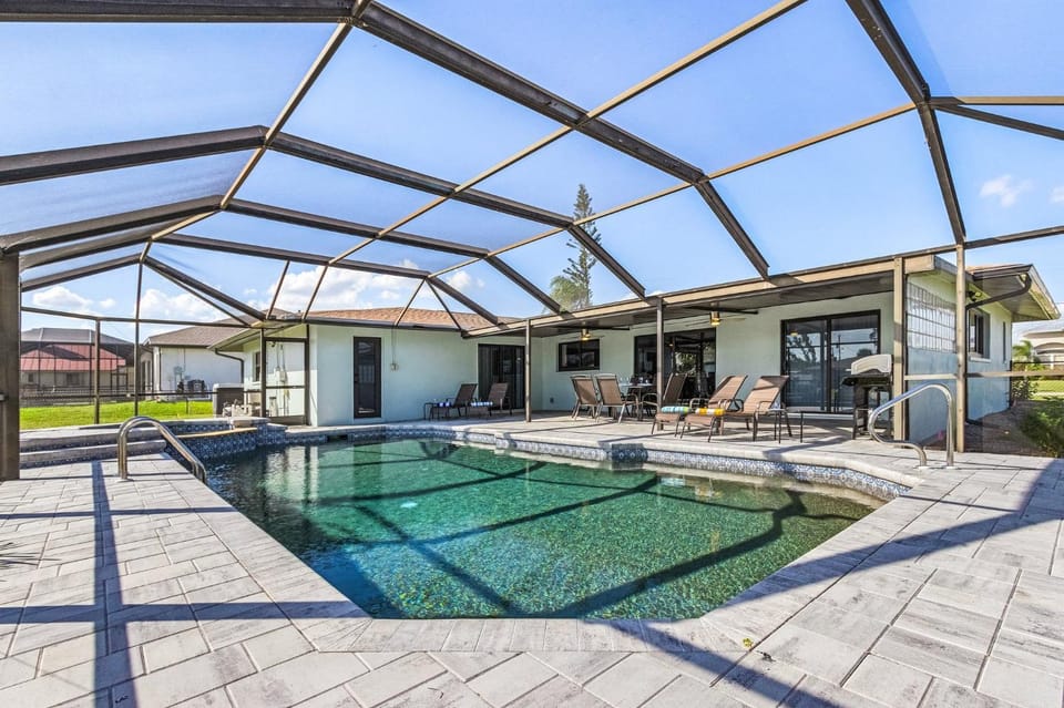 Direct Sailboat Access & Southern Exposure Heated Pool - Villa Coconut Hideaway - Roelens House in Cape Coral