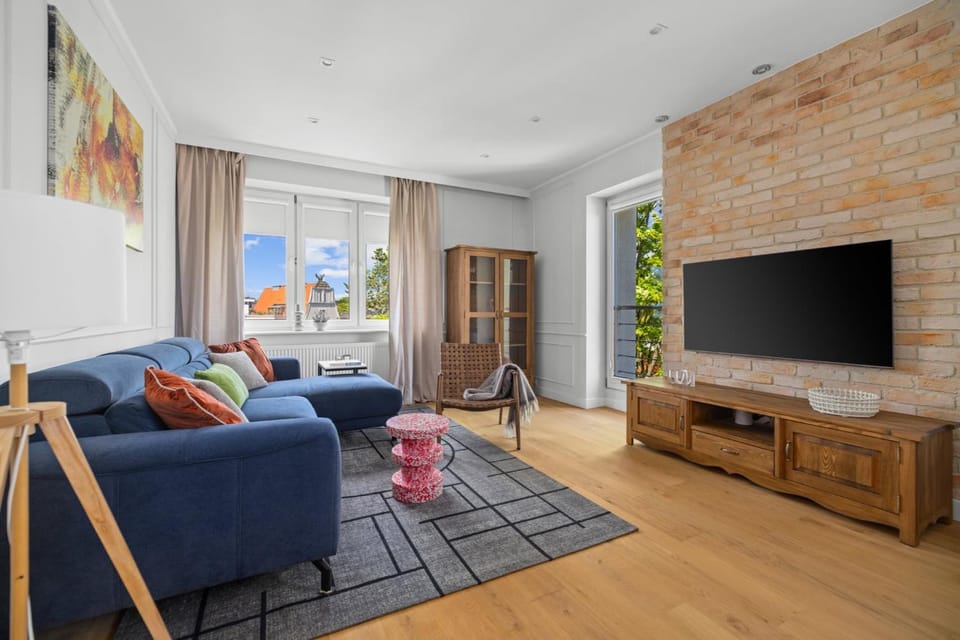 TV and multimedia, Living room, Seating area, Evening entertainment