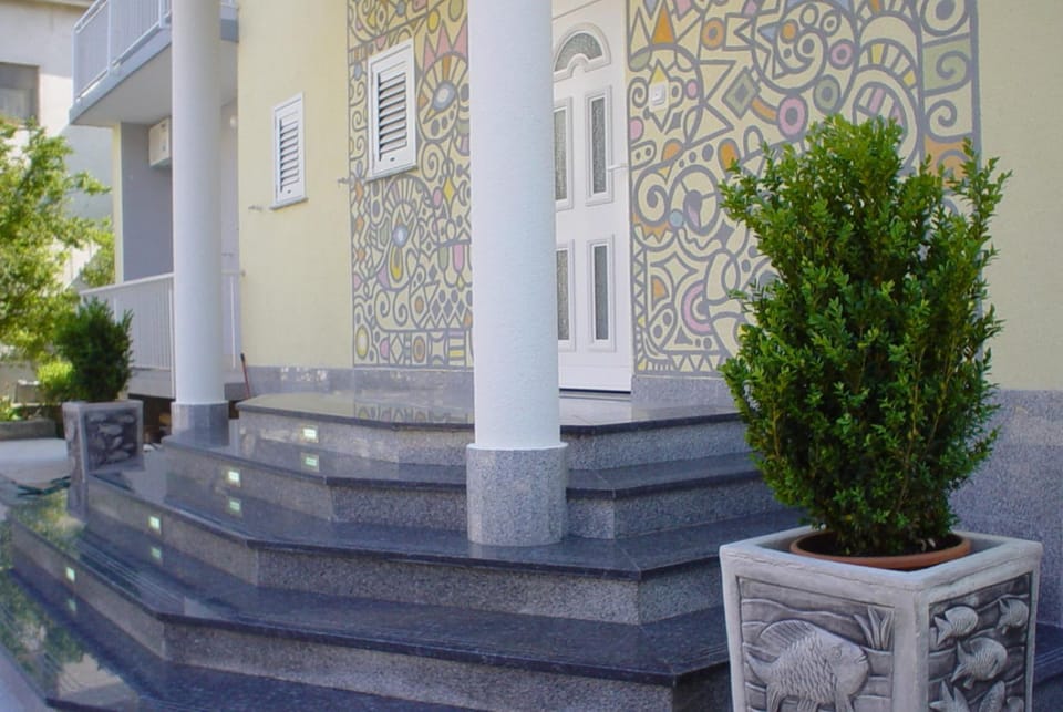 Facade/entrance, Area and facilities