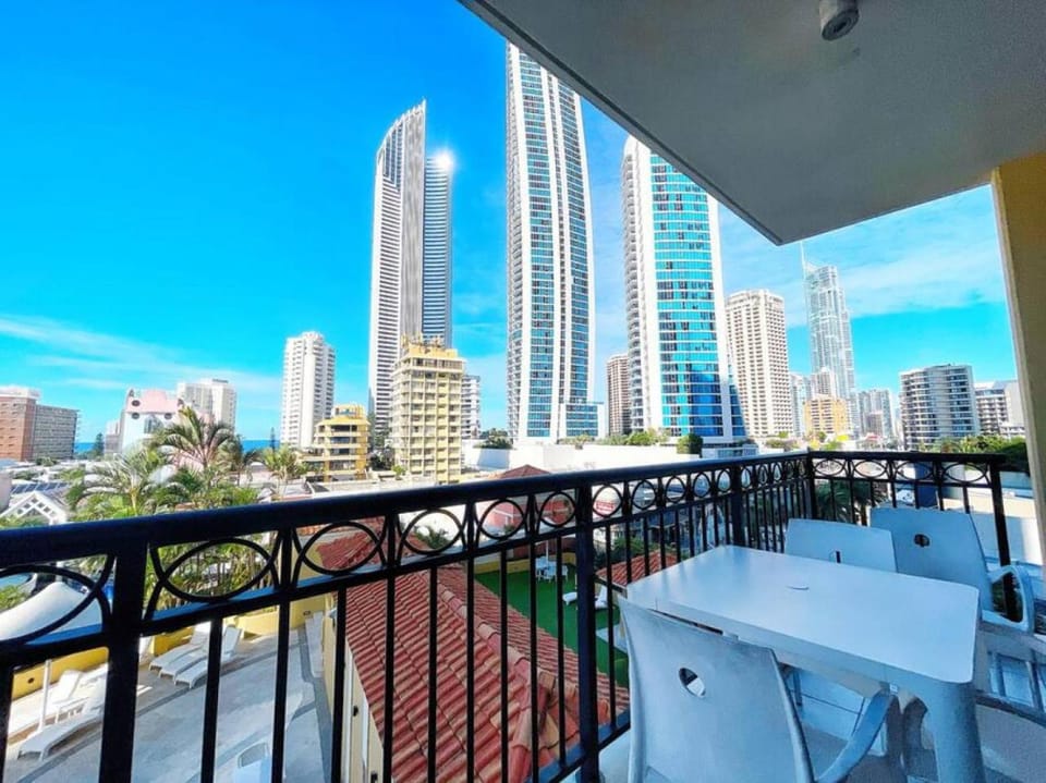 Prime Location 2BD Serviced Apt at Surfers Paradise Apartment in Surfers Paradise
