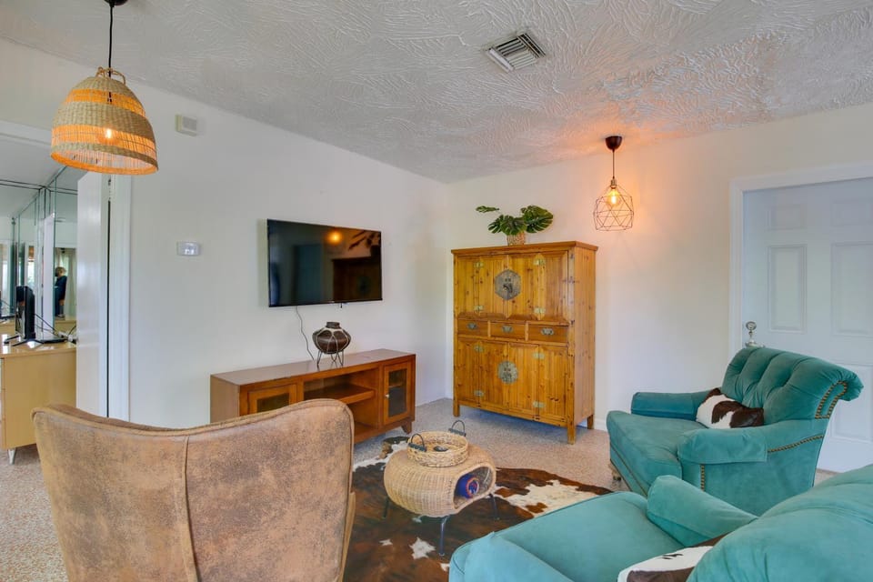 Walk to Ocean: Chic Deerfield Beach Cottage! House in Deerfield Beach