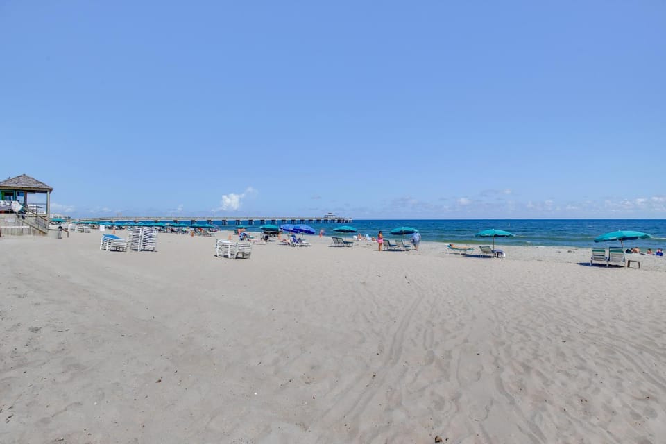 Walk to Ocean: Chic Deerfield Beach Cottage! House in Deerfield Beach