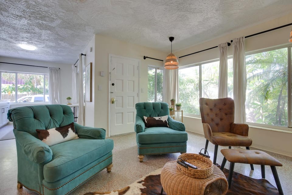 Walk to Ocean: Chic Deerfield Beach Cottage! House in Deerfield Beach