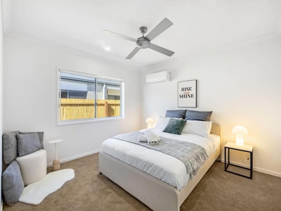 Well-decorated 4BR Family home steps to mall House in Brisbane