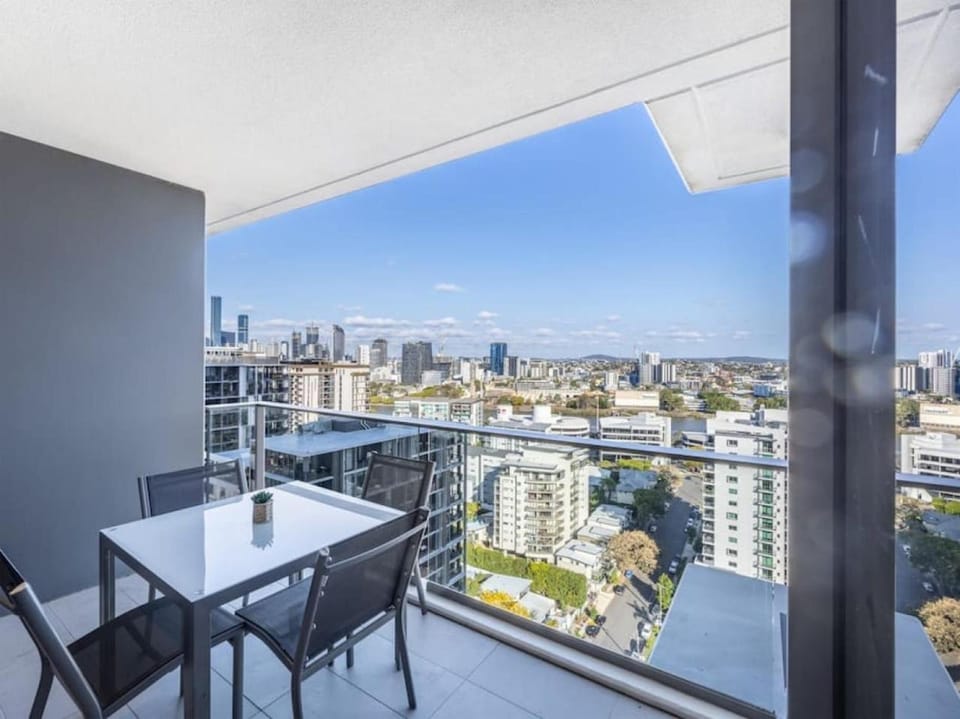 Riverview 2BR delicate Apt, 1min to train station Apartment in Brisbane