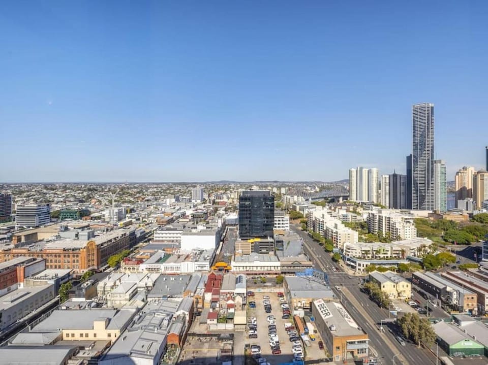 Story Bridge and City View Skyhigh Luxe 2 bed Unit Apartment in Brisbane