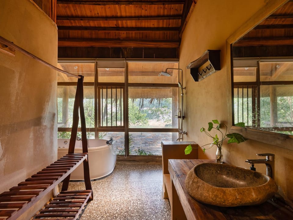 Ke Mountain and Lake Retreat Nature lodge in Vietnam