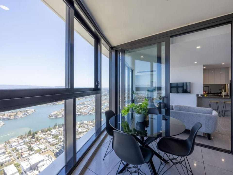Views from Clouds New Skyhome in Luxury Resort Apartment in Surfers Paradise
