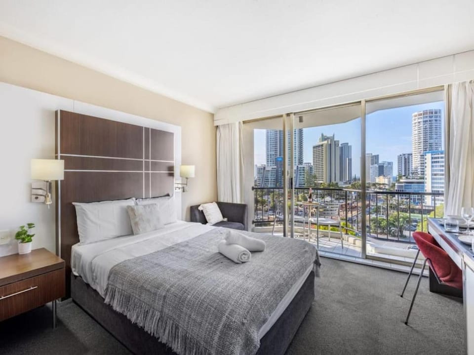 Marina View Escape 3mins walk to the beach Apartment in Surfers Paradise