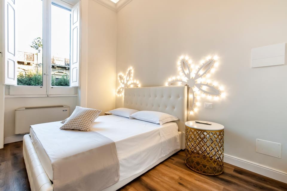 Bed, Photo of the whole room, Decorative detail, Bedroom, City view, Street view, internet, air conditioner