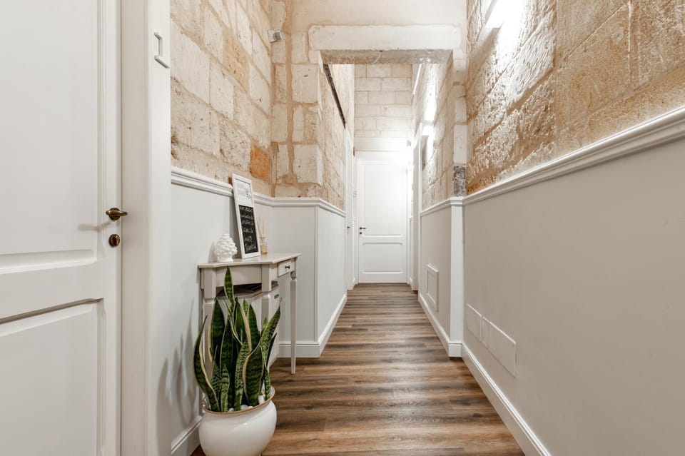Lobby or reception, Decorative detail, Internal: Not applicable to any particular room