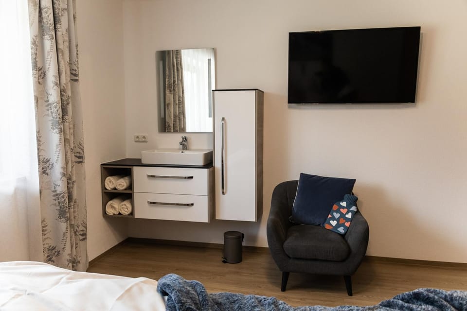 Bed, TV and multimedia, Photo of the whole room, Bedroom, hair dresser