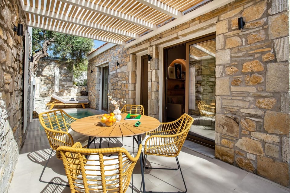 Property building, Balcony/Terrace, Dining area