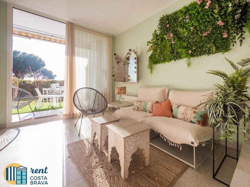 Patio, Day, Balcony/Terrace, Living room