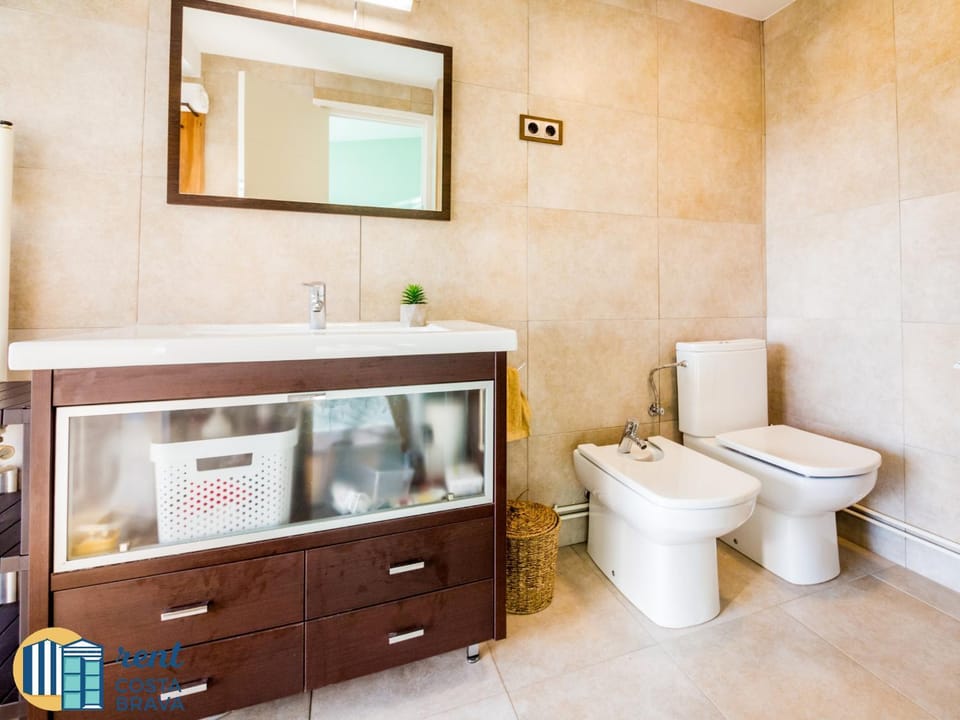 Toilet, bidet