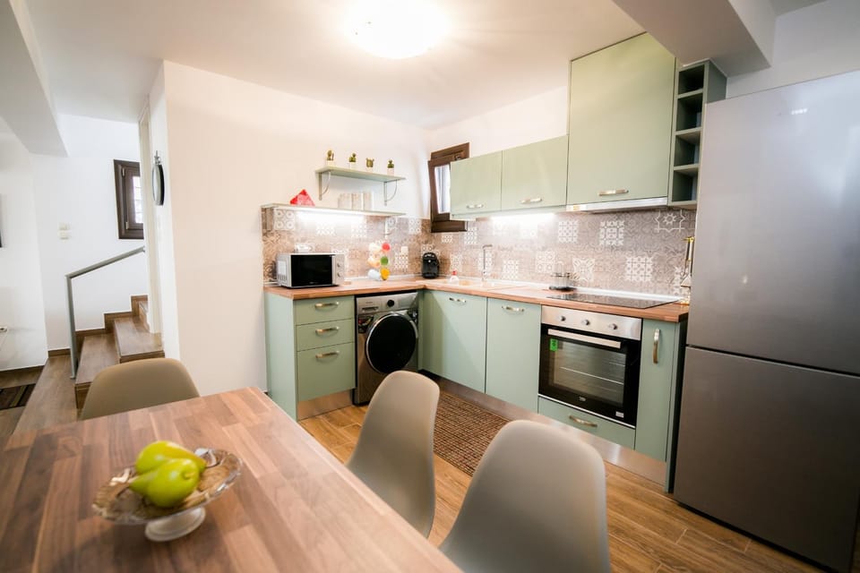 Kitchen or kitchenette, Dining area, oven