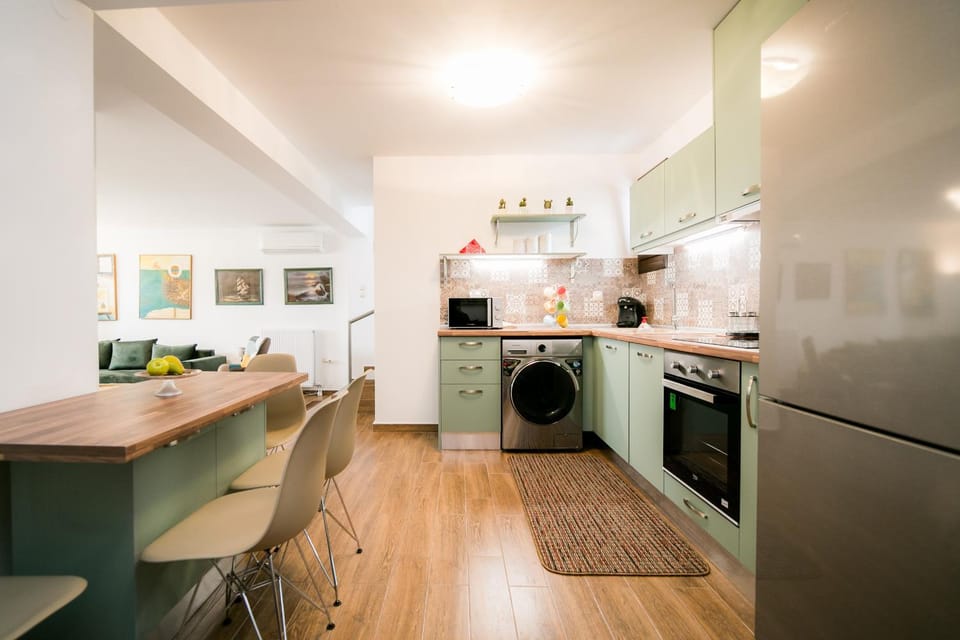 Kitchen or kitchenette, Dining area, oven
