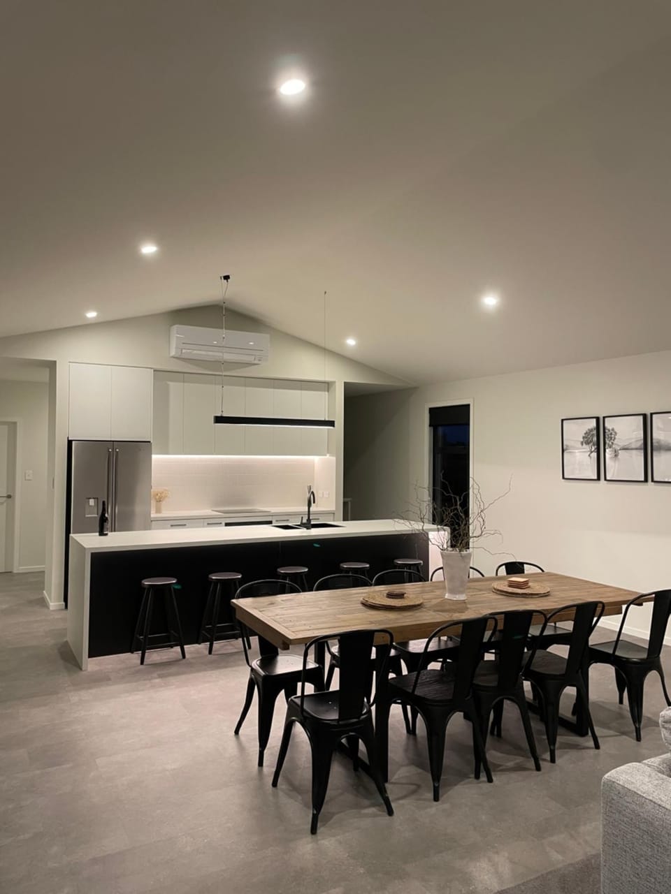 Kitchen or kitchenette, Seating area, Dining area