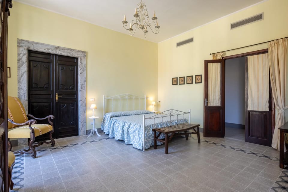 Bed, Seating area, Bedroom, air conditioner