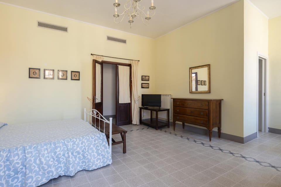 Restaurant/places to eat, Bed, TV and multimedia, Living room, Photo of the whole room, Seating area, Dining area, Bedroom, hair dresser