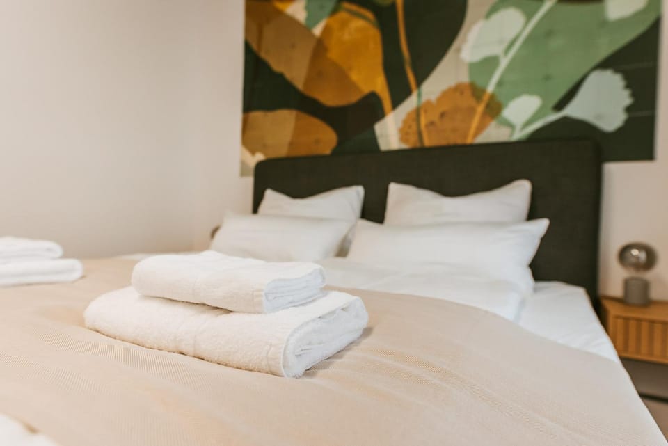Bed, Bedroom, towels